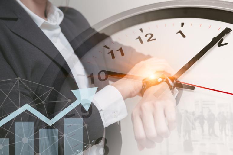 Hombre mirando su reloj